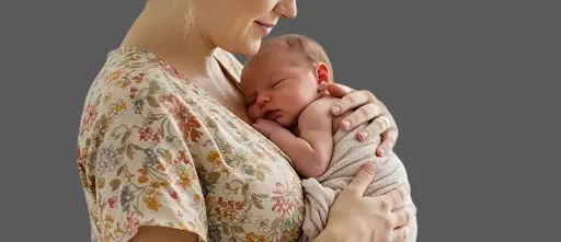 Вагітна жінка з новонародженою дитиною