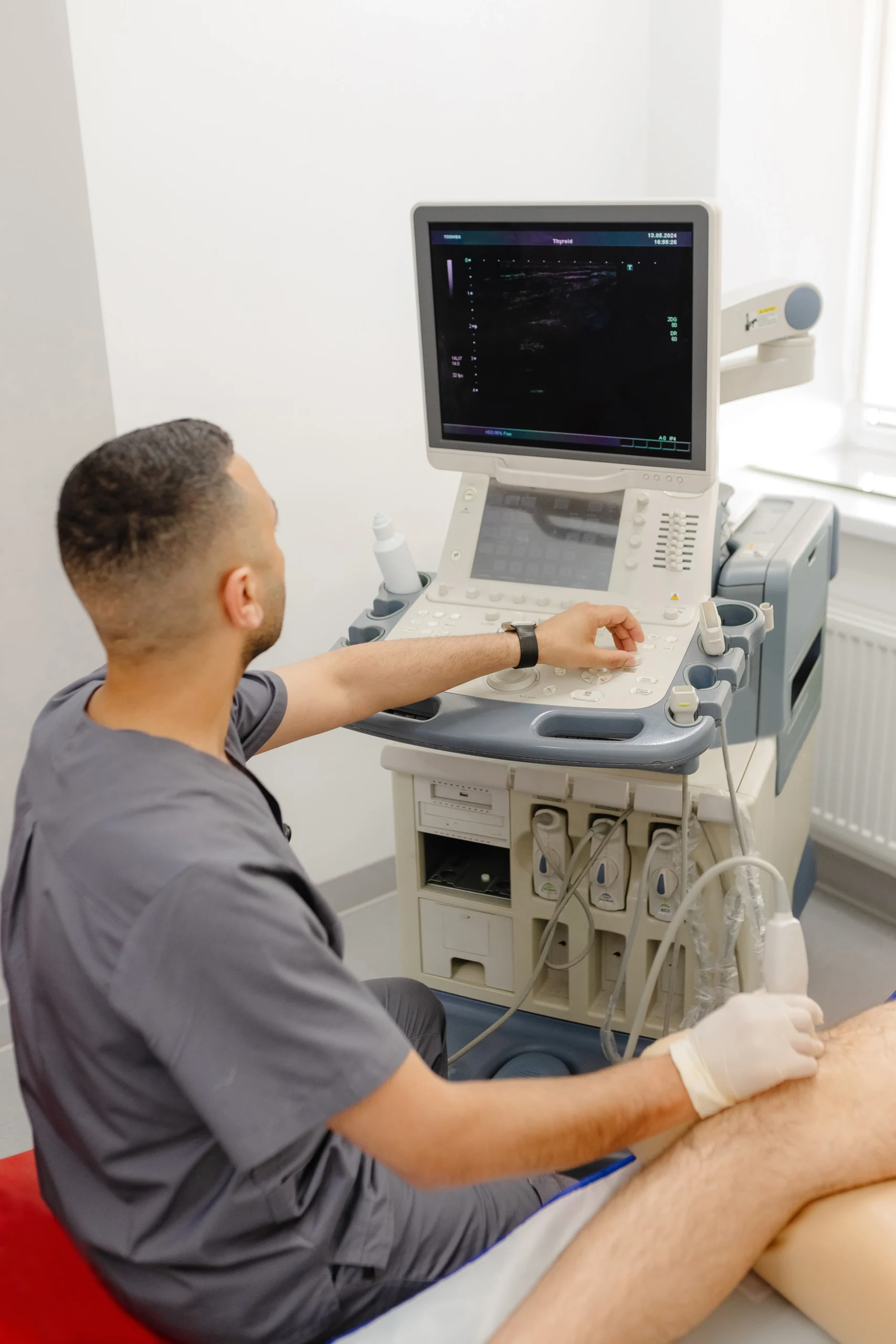 Лікар аналізує дані на екрані під час УЗД