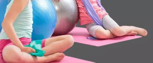 Дівчинка 10 років виконує фізичні вправи
